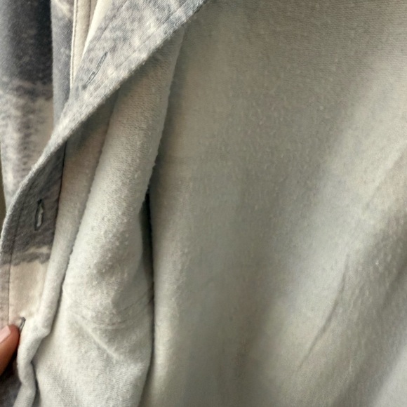 32 Degrees Heat Women’s Gray and White Plaid Soft Flannel Button-Up Shirt (L) - Picture 4 of 5